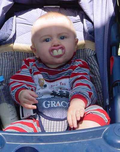 baby-mit-grausamen-schnuller